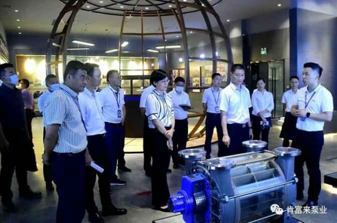 公司董事长、总经理陈迪(右一)向李军区长(右二)一行介绍新利官方网站-新利(中国)产品